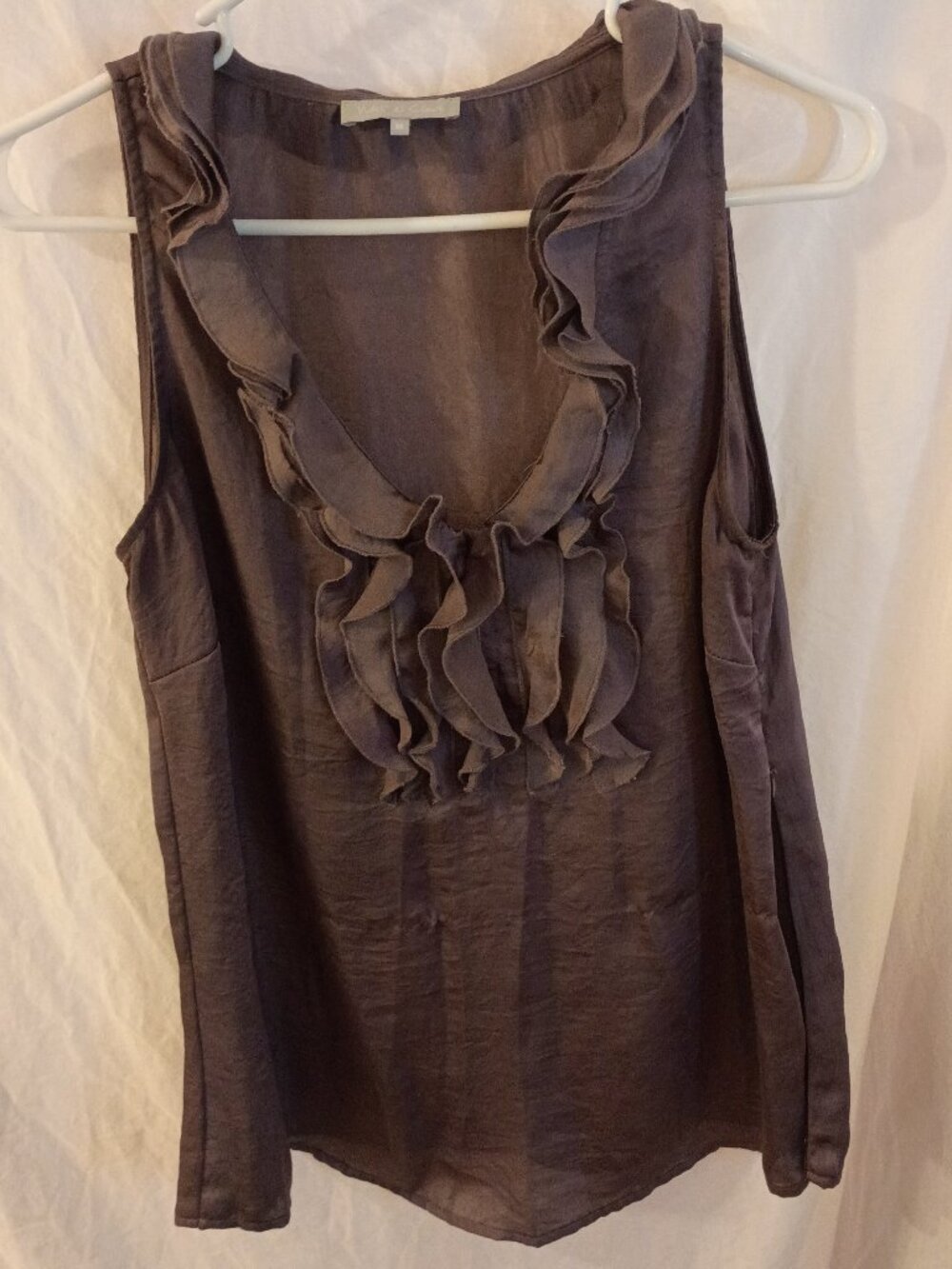 Women's Size Medium Violet and Claire Sleeveless Ruffle Neck Blouse in Brown